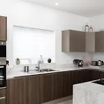 Family-friendly Spacious Townhouse With Garden - Close To Airport