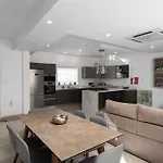 Family-friendly Spacious Townhouse With Garden - Close To Airport