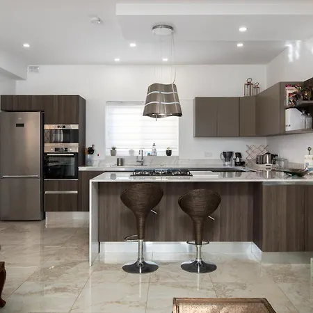 Apartment Family-friendly Spacious Townhouse With Garden - Close To Airport *