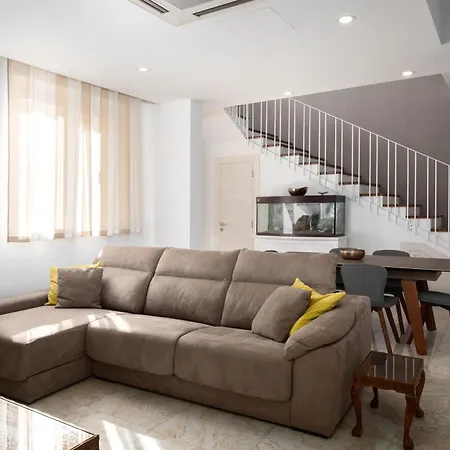 Family-friendly Spacious Townhouse With Garden - Close To Airport Gudja