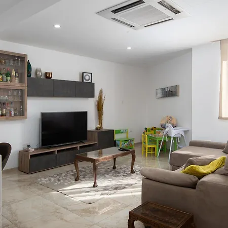 Family-friendly Spacious Townhouse With Garden - Close To Airport