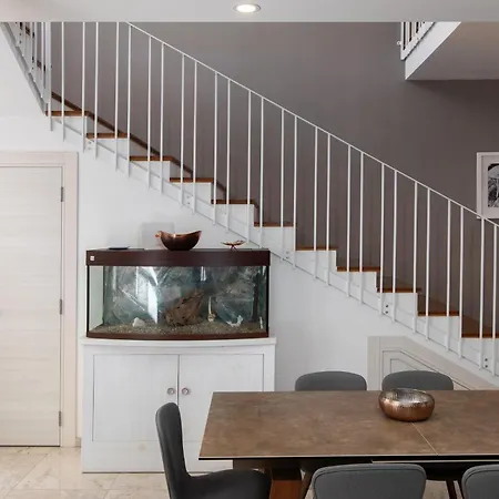 Family-friendly Spacious Townhouse With Garden - Close To Airport Gudja