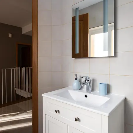 Family-friendly Spacious Townhouse With Garden - Close To Airport Gudja