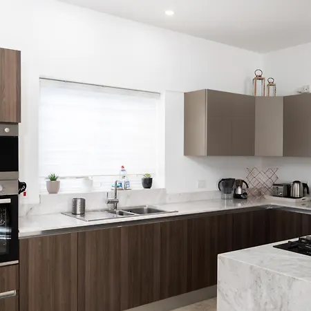 Family-friendly Spacious Townhouse With Garden - Close To Airport