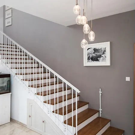 Family-friendly Spacious Townhouse With Garden - Close To Airport Gudja