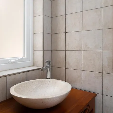 Family-friendly Spacious Townhouse With Garden - Close To Airport Gudja