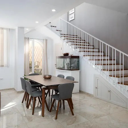 Family-friendly Spacious Townhouse With Garden - Close To Airport Gudja