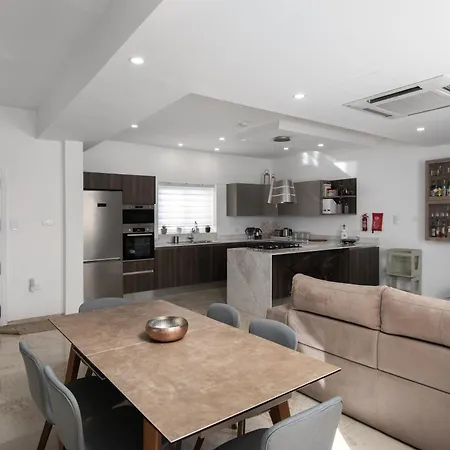 Family-friendly Spacious Townhouse With Garden - Close To Airport