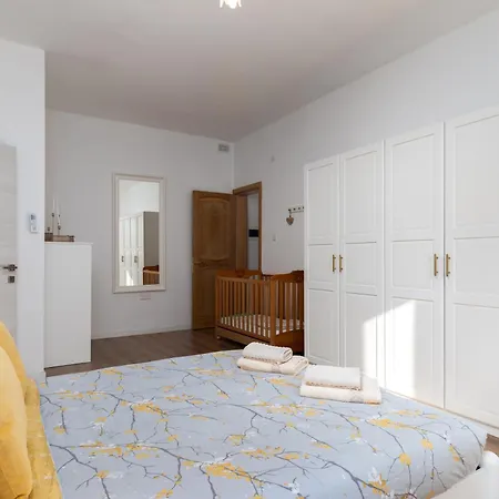 Apartament Family-friendly Spacious Townhouse With Garden - Close To Airport