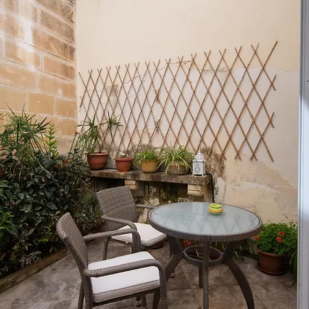 Apartman Family-friendly Spacious Townhouse With Garden - Close To Airport