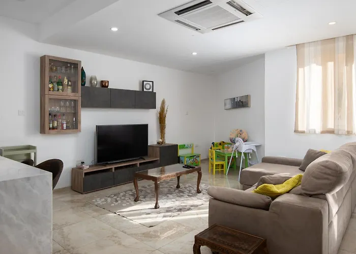 Family-friendly Spacious Townhouse With Garden - Close To Airport