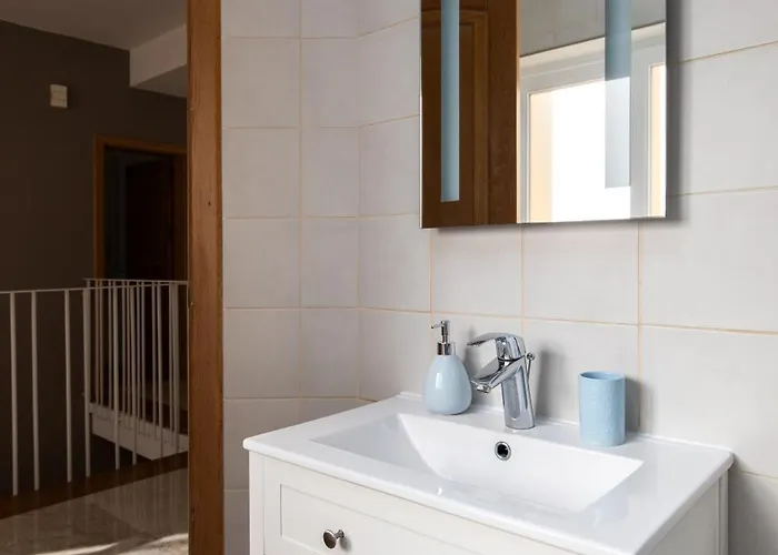 Family-friendly Spacious Townhouse With Garden - Close To Airport Gudja