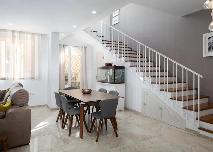 Family-friendly Spacious Townhouse With Garden - Close To Airport Gudja