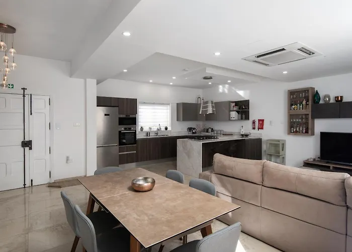 Family-friendly Spacious Townhouse With Garden - Close To Airport