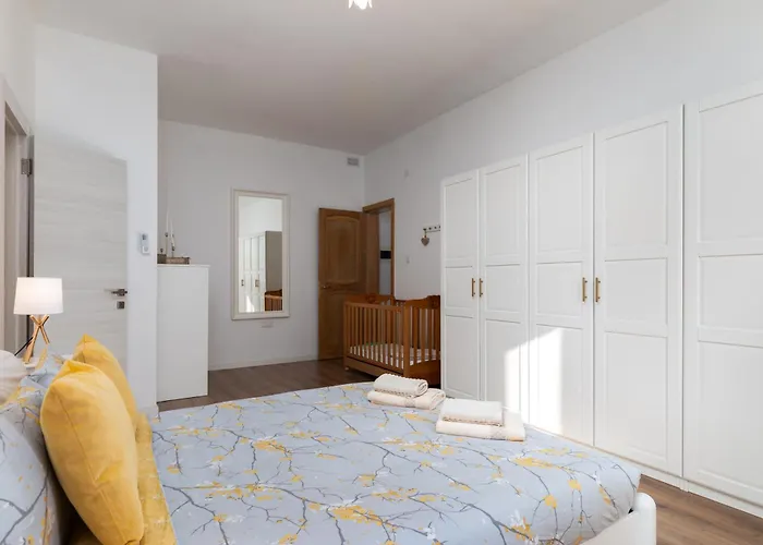 Apartment Family-friendly Spacious Townhouse With Garden - Close To Airport