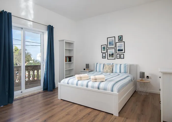 Family-friendly Spacious Townhouse With Garden - Close To Airport Gudja